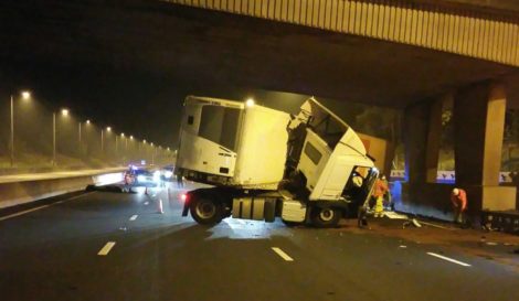 M25 closed after lorry crash Time 107.5 fm Time 107.5 fm